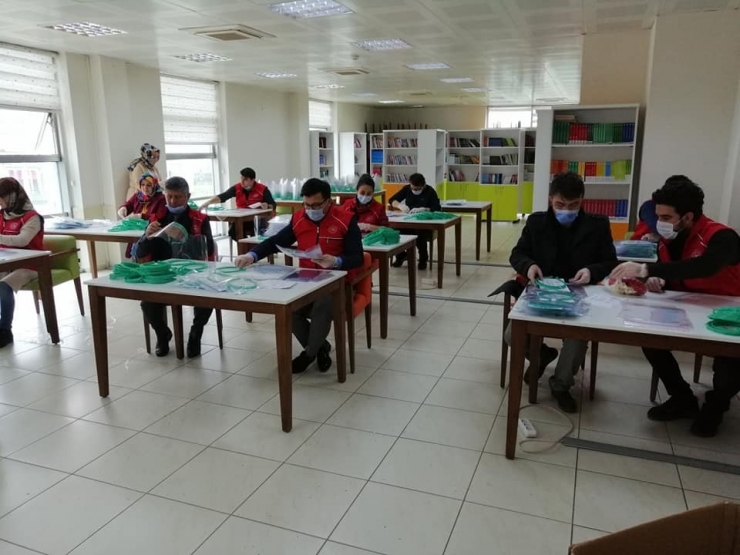 Sağlık Çalışanları İçin Maske Üretmeye Başladılar