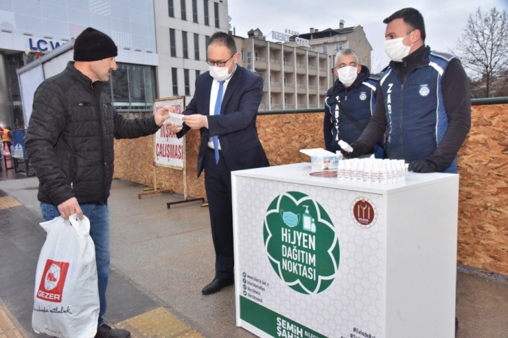 Esnaf Ve Vatandaşlara Ücretsiz Maske Ve Dezenfektan Dağıtımı