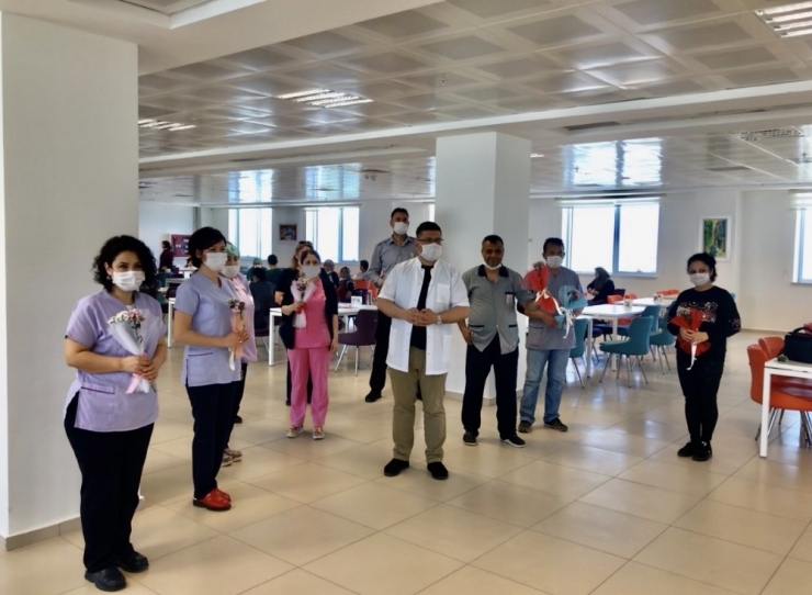 Finike Devlet Hastanesinde Sağlık Çalışanlarından Temizlik Personeline Sürpriz