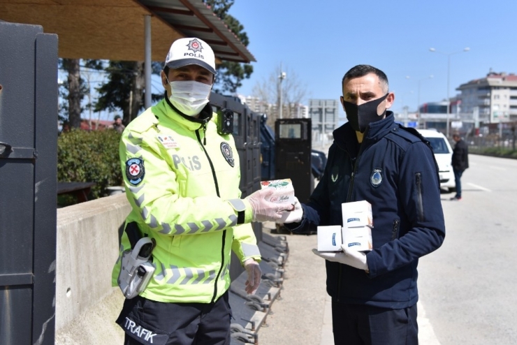 Görev Başındaki Polis, Jandarma Ve Sağlık Çalışanlarına Kandil Simidi İkram Edildi