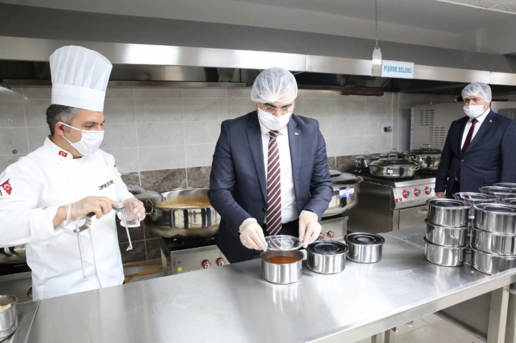 Şanlıurfa’da Evde Kalanlara Sıcak Yemek Desteği