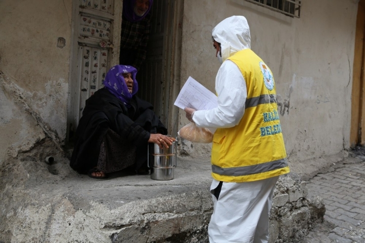 Şanlıurfa’da Evde Kalanlara Sıcak Yemek Desteği