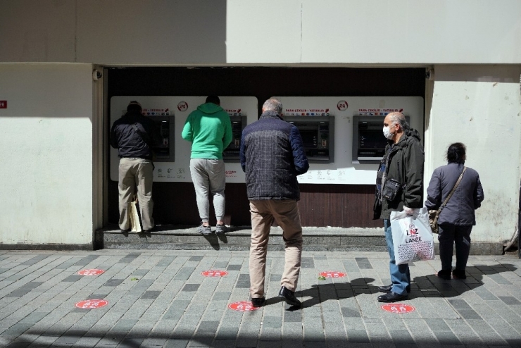 Emekliler İkramiye Kuyruğunda Sosyal Mesafe Kuralına Uydu