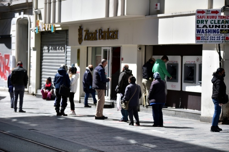 Emekliler İkramiye Kuyruğunda Sosyal Mesafe Kuralına Uydu