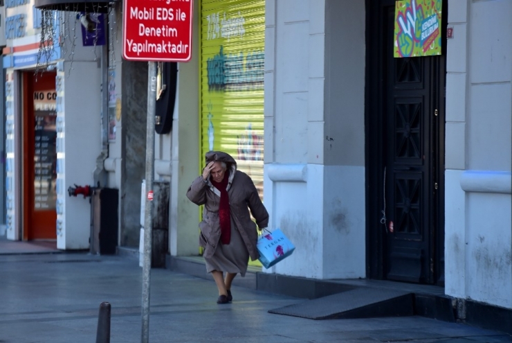 İstanbul’da Şiddetli Rüzgar Etkili Oluyor