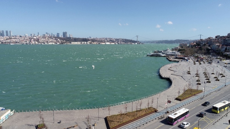 İstanbul Boğazı’nda Sıra Dışı Renk