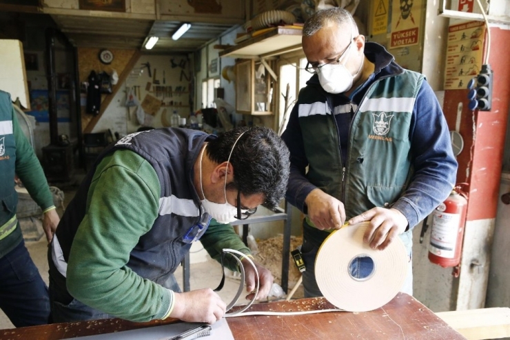 Konak’ta Atölyeler Virüse Karşı Siperlik Üretiyor