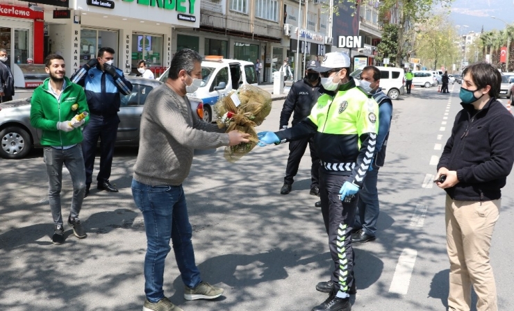 Kahramanmaraşlı Esnaftan Polislere Yastık, Bayrak