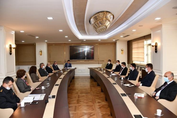 Vali Gürel Toplantılarına ‘Sosyal Mesafe’ Çerçevesinde Devam Ediyor