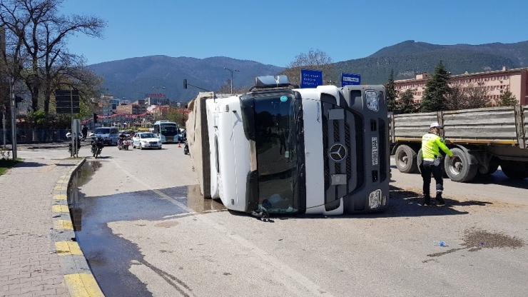 22 Ton İp Yüklü Tır Kavşakta Refüje Çarpıp Devrildi