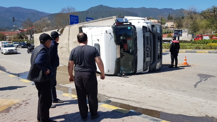 22 Ton İp Yüklü Tır Kavşakta Refüje Çarpıp Devrildi
