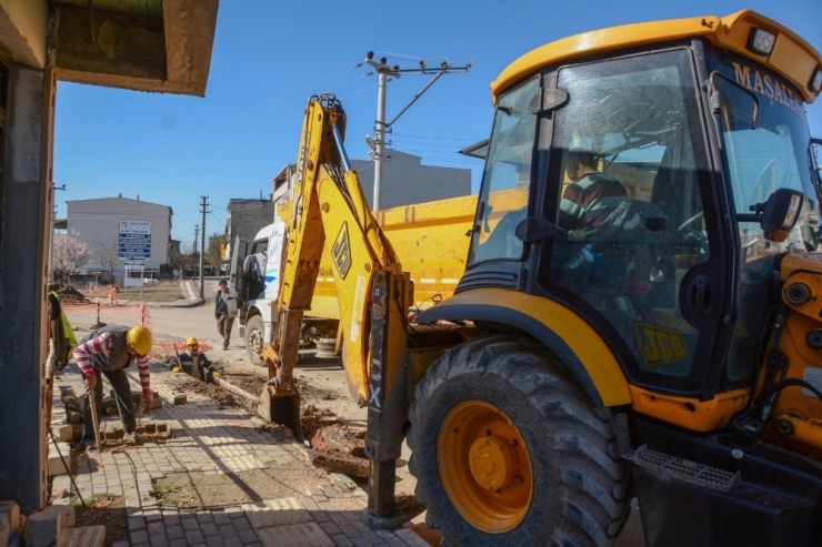 Karacabey’de Elektrik Hatlarının Yer Altına Alınma Çalışmaları Tam Gaz