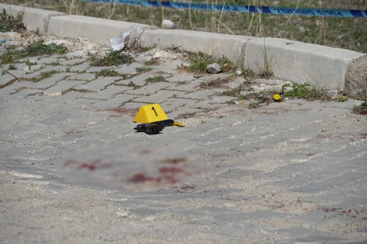 Tartıştığı Komşusunun Eşini Öldürdükten Sonra İntihar Etti