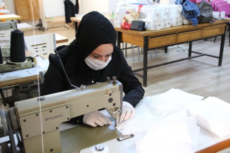 Kepsut’ta Virüs İçin Maske Üretimi