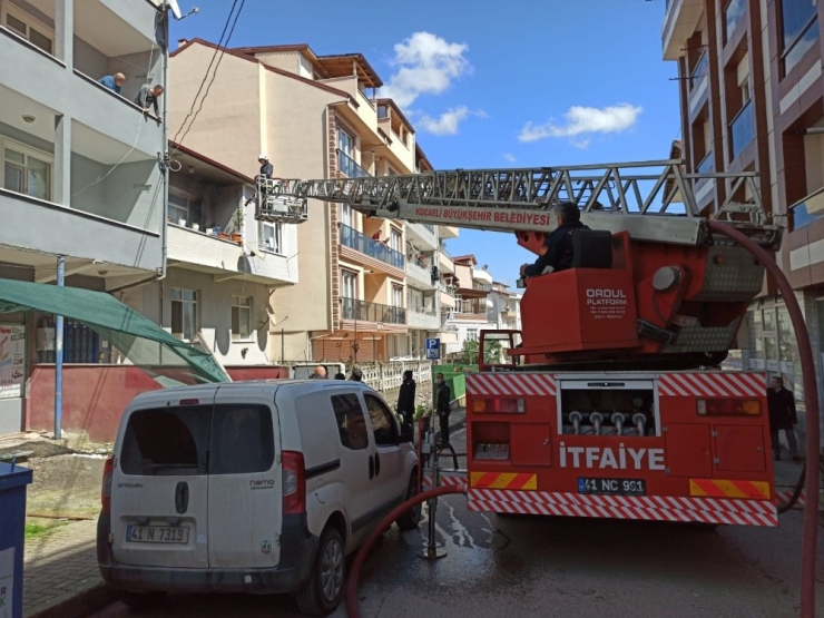 2 Katlı Binada Çıkan Yangın Paniğe Neden Oldu