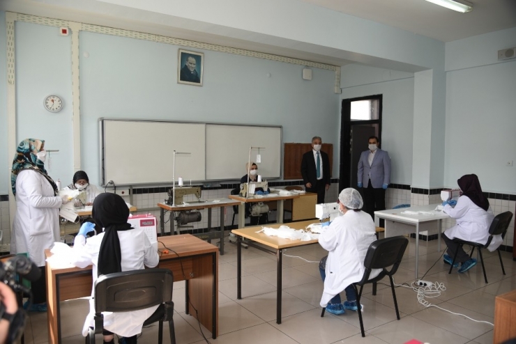 Selçuklu’da Gönüllülük Esasıyla Günde 15 Bin Tıbbi Maske Üretiliyor
