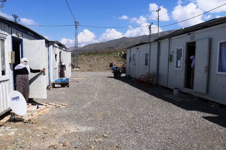 Depremzedelerin Kaldığı Konteynerler Dezenfekte Ediliyor, İhtiyaçları Karşılanıyor