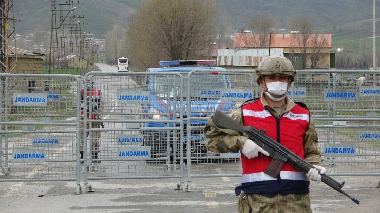 Jandarma Karantinaya Alınan Yerleşim Alanlarında Nöbetini Sürdürüyor