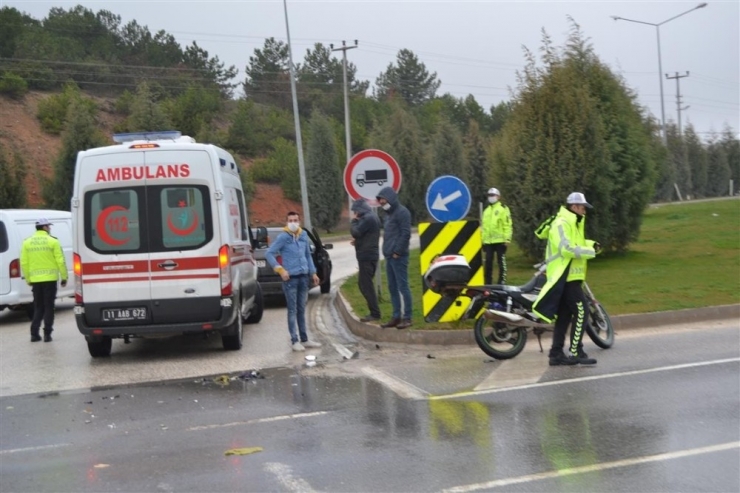 Otomobil İle Motosikletin Çarpıştı, 1 Kişi Yaralandı