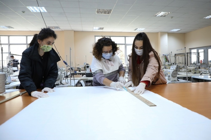 Paü’lü Öğretim Görevlileri Ve Öğrenciler Virüsle Mücadelede Tezgahlarının Başına Geçti