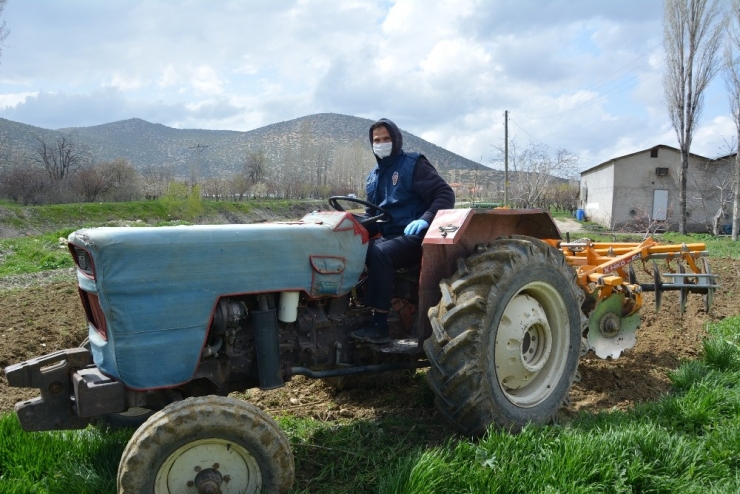 Polis Evden Çıkamayan Yaşlı Vatandaşın Bahçesini Sürdü
