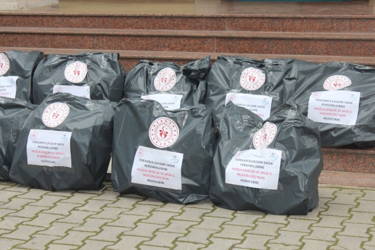 Sağlık Çalışanları İçin Üretilen Maskeler Teslim Edildi