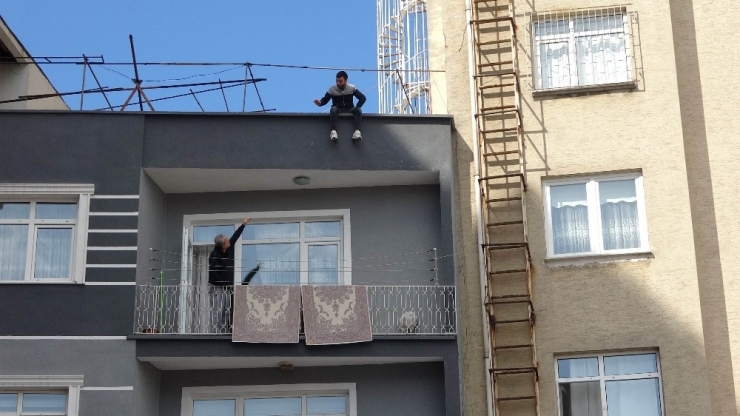 Doğal Gaz Firması Sayacını Söktüğü İddiasıyla Çatıda İntihara Kalkıştı