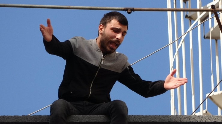 Doğal Gaz Firması Sayacını Söktüğü İddiasıyla Çatıda İntihara Kalkıştı