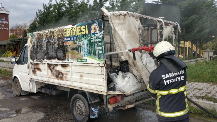 Seyir Halindeki Kamyonette Yangın Çıktı