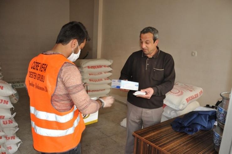 Cizre Belediyesi Vatandaşlara Ücretsiz Maske Ve Eldiven Dağıttı