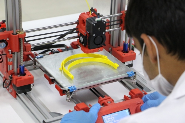 Din Görevlileri Ve Uluslararası Öğrenciler Sağlık Çalışanları İçin Maske Üretiyor