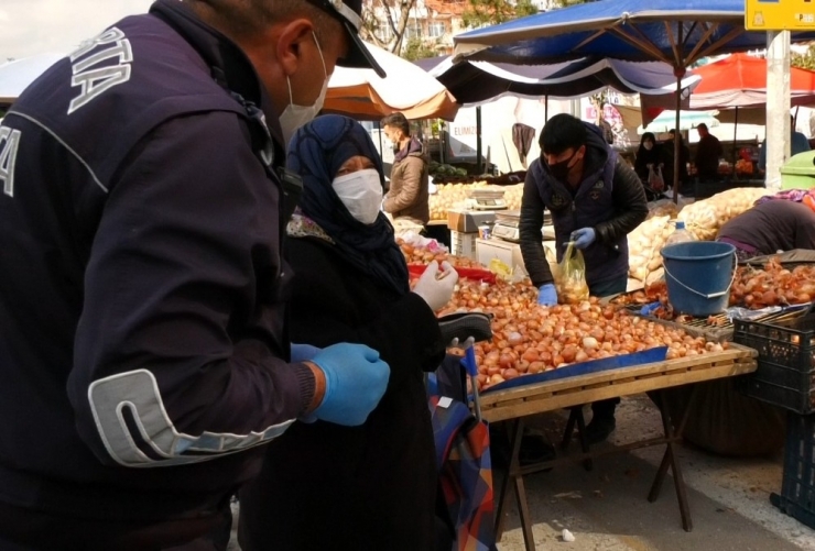 Pazara Alınmayan Yaşlı Kadının Alışverişini Zabıta Yaptı