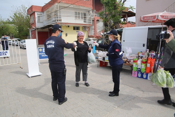 Yüreğir Belediyesi Pazarlarda Maske Dağıttı