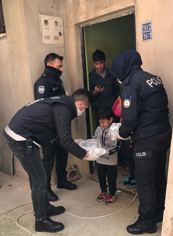 Polislerden 5 Yaşındaki Salih’e Doğum Günü Sürprizi