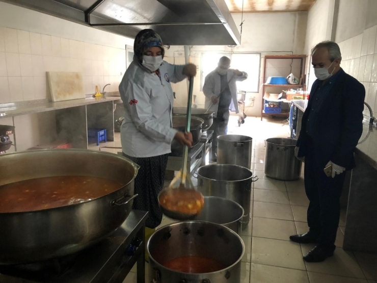 Kozan’da Kazanlar Vatandaş İçin Kaynıyor