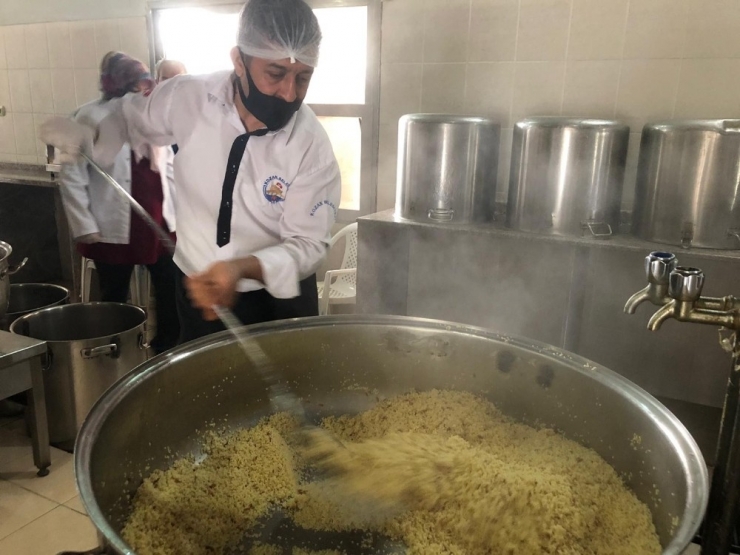 Kozan’da Kazanlar Vatandaş İçin Kaynıyor