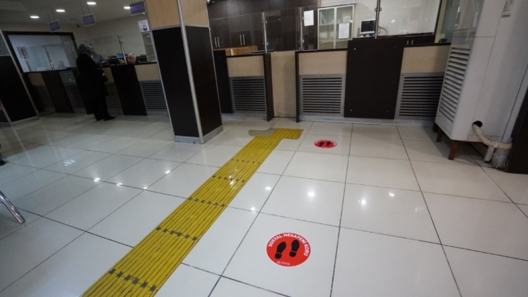 Atm Önlerine Sosyal Mesafeni Koru Uyarısı