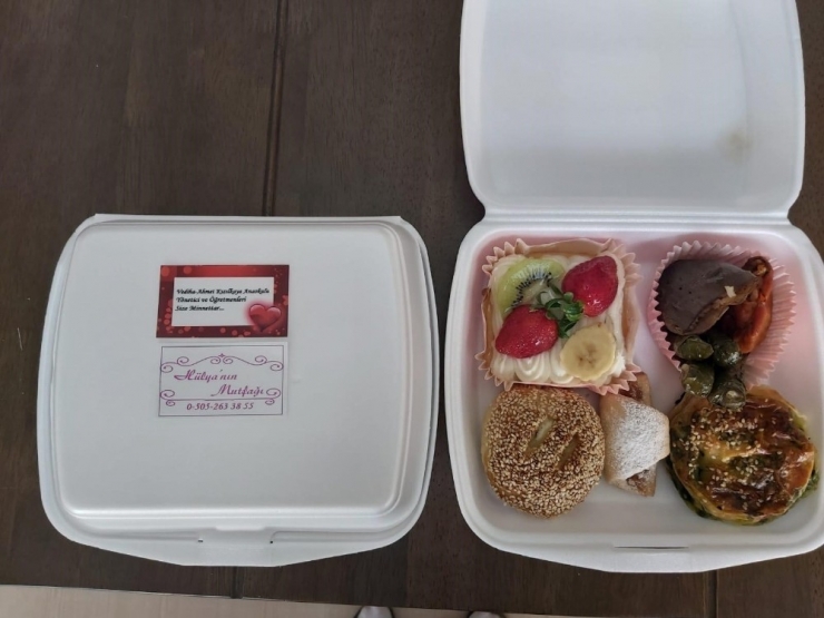 Anaokulu Öğretmenleri Ve Öğrencilerinden Sağlık Çalışanlarına Yemek İkramı