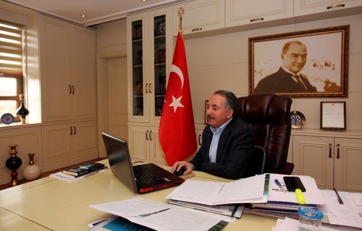 Aiçü Rektörü Prof. Dr. Karabulut, Öğrencilerin Sorularını Yanıtladı