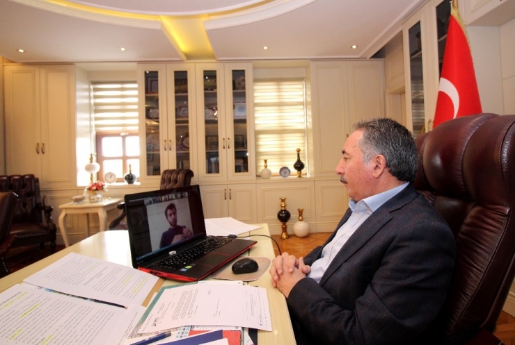 Aiçü Rektörü Prof. Dr. Karabulut, Öğrencilerin Sorularını Yanıtladı