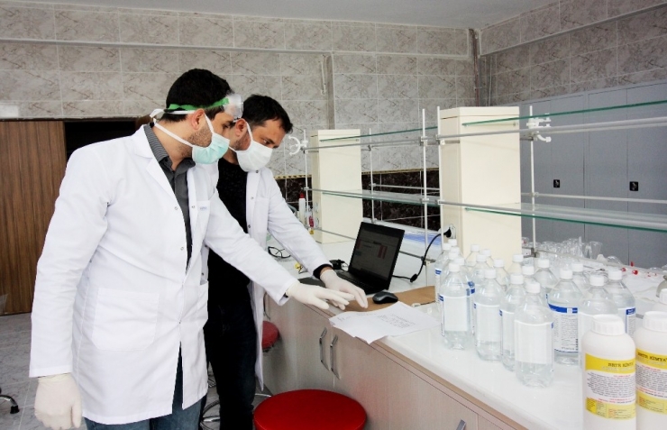 Aiçü’de El Dezenfektanı Üretimi Devam Ediyor