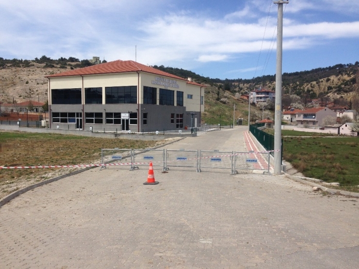 Bozüyük’ün Akpınar Mahallesine Giriş Çıkışlar Kapatıldı