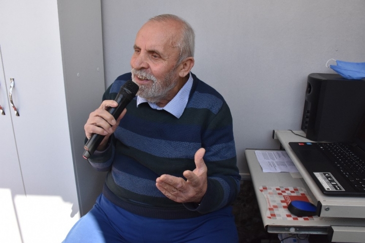 Amasya’da “Minik Kuş” Komşularına Balkondan Serenat Yapıyor