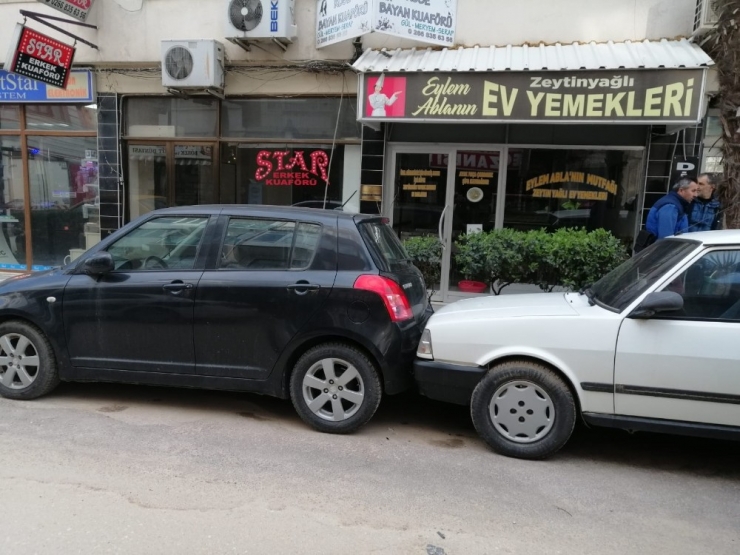 Ambulansa Yol Vermek İsterken Kaza Yaptı