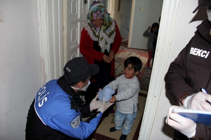 Minik Ebubekir, Kumbarasındaki 23 Tl’yi Bağışladı