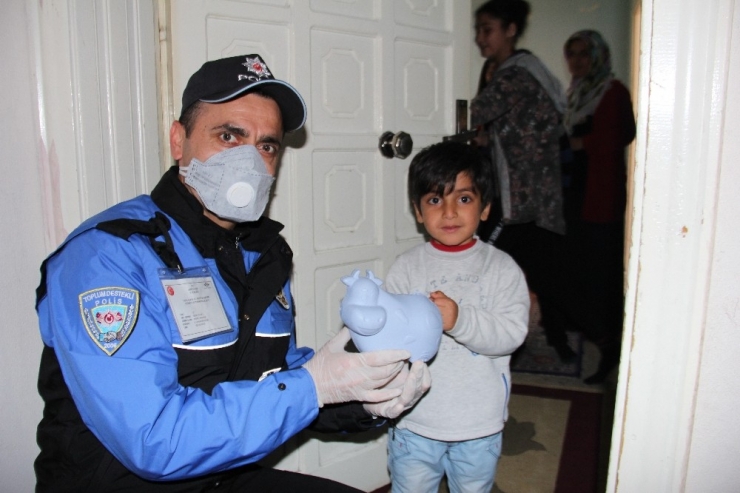 Minik Ebubekir, Kumbarasındaki 23 Tl’yi Bağışladı