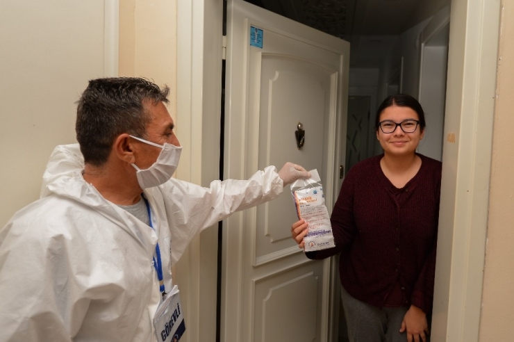 Muratpaşa’da Maske Dağıtımı Sürüyor