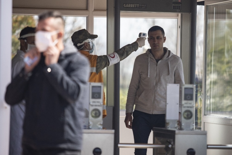 Kışlalarda Covid-19 Tedbirleri Alınmaya Devam Ediliyor