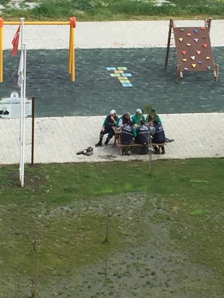 Sosyal Mesafe Uyarısı Yapıp Sosyal Mesafeyi Hiçe Saydılar