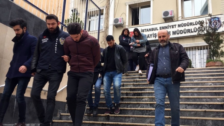 Elinde Bastonla Yaşlı Rolü Yaptı, Çalıştığı Evden 11 Kilo Altın Ve Para Çaldı